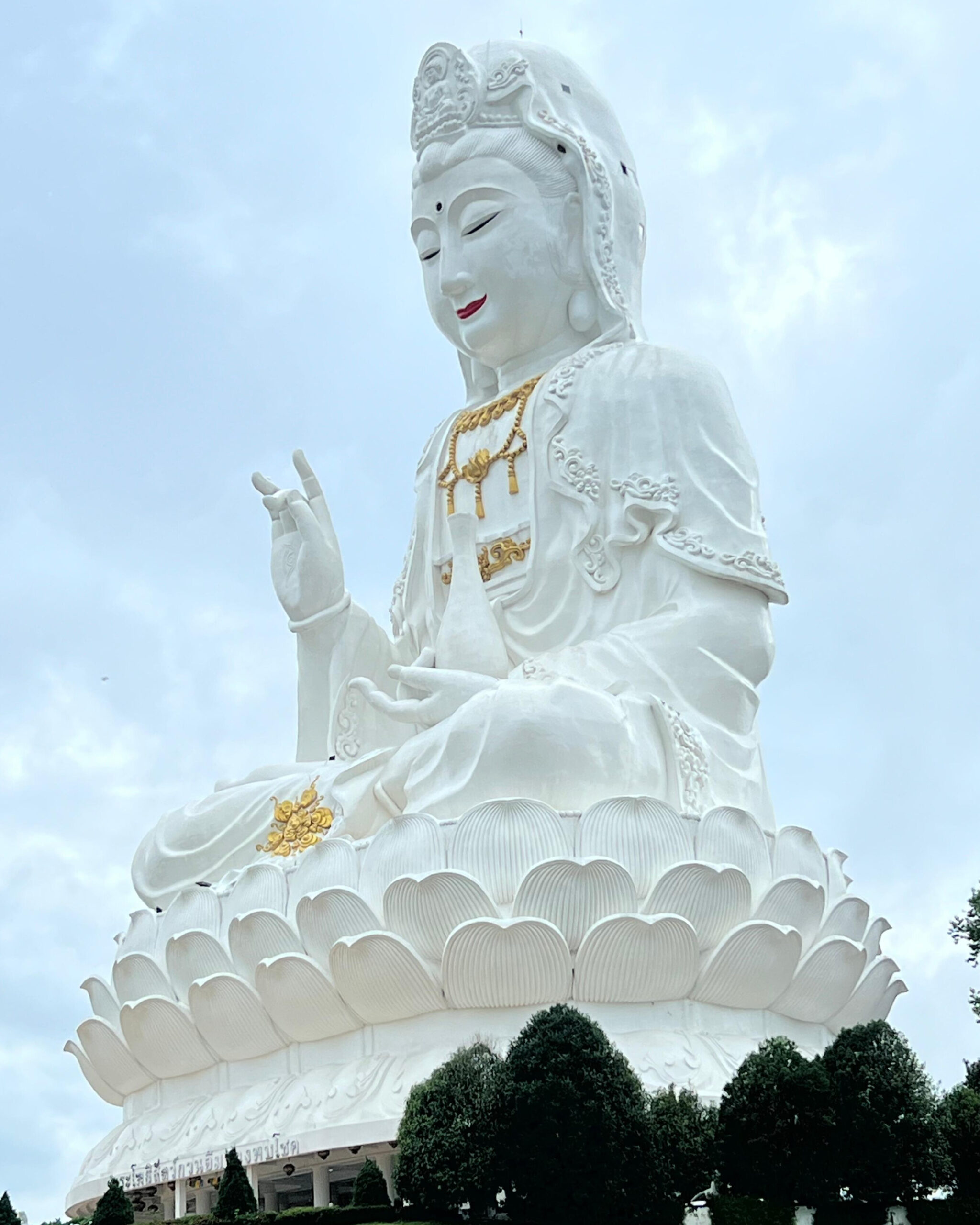 It also known as the big buddah temple due to its impressive statue of the goddess of mercy seating