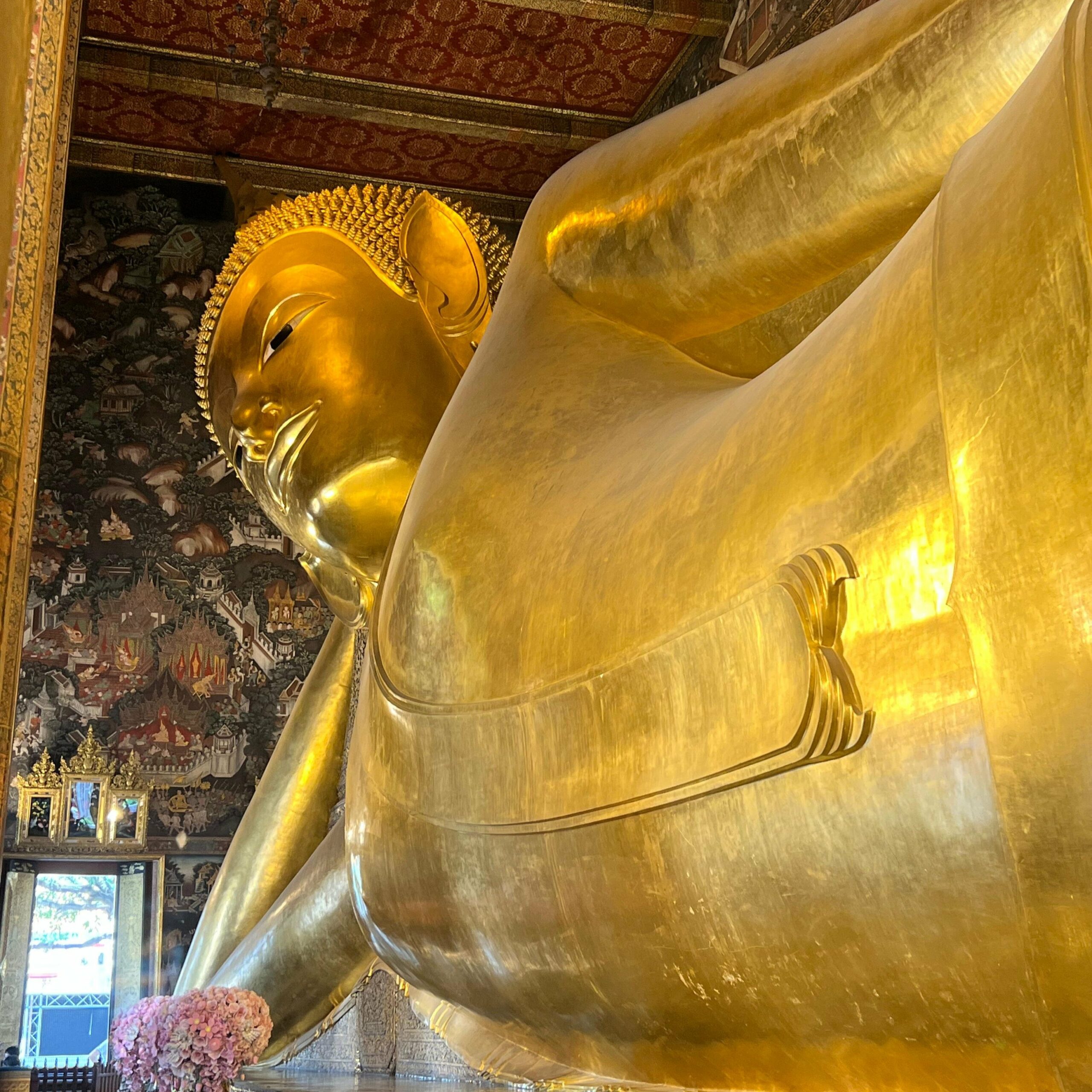 enormous Buddha of 46 meters length and 15 meter height, lying down. It’s so big that it’s almost impossible to capture the entire statue in one photo! In Thailand, this Reclining Buddha holds an important place in traditional Thai massage and medicine. 